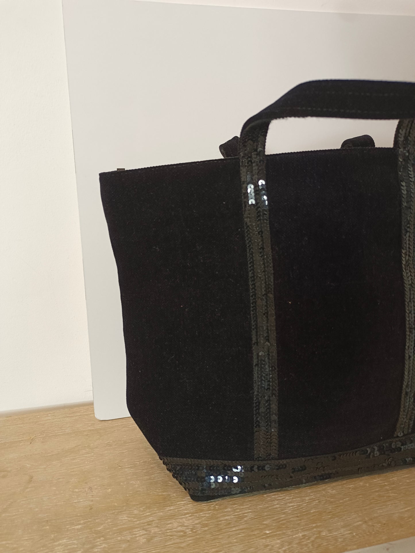 VANESSA BRUNO. Bolso tote negro lentejuelas