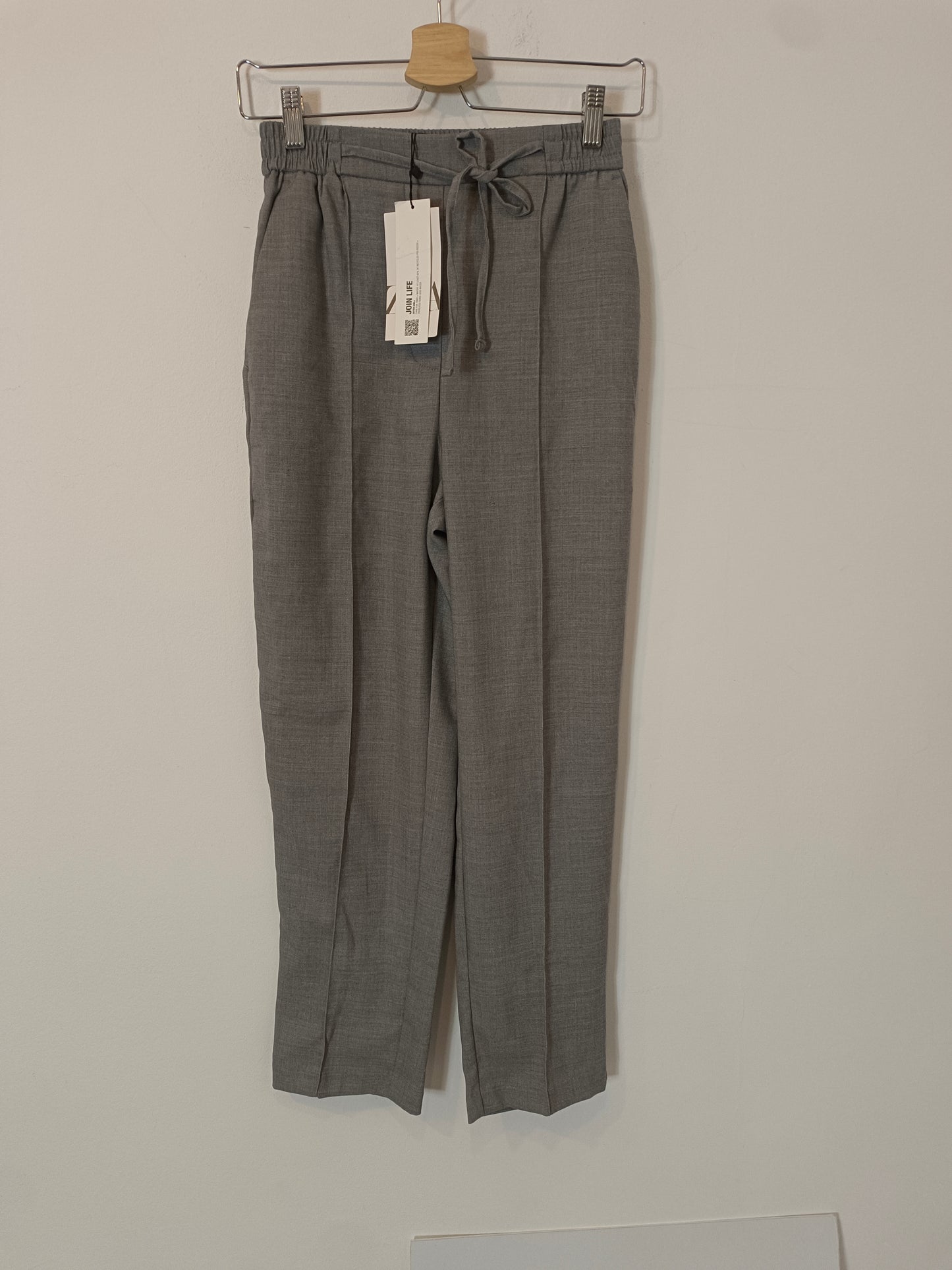 ZARA. Pantalón gris fluido  T.xs