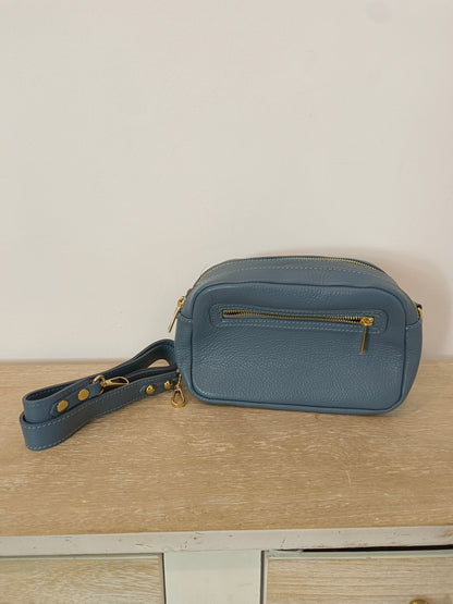 OTRAS. Bolso piel azul cremalleras