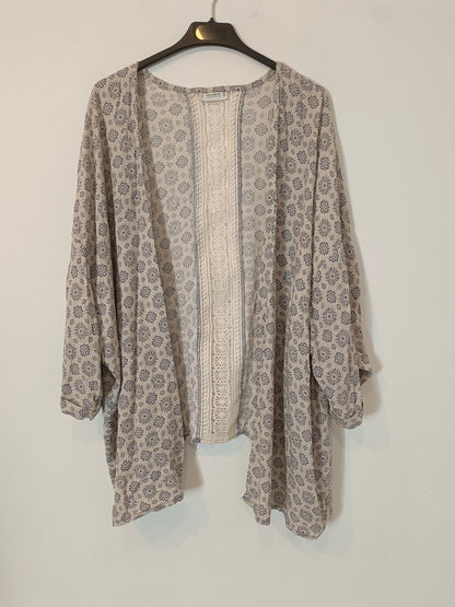 PULL&BEAR. kimono beige flores T.s