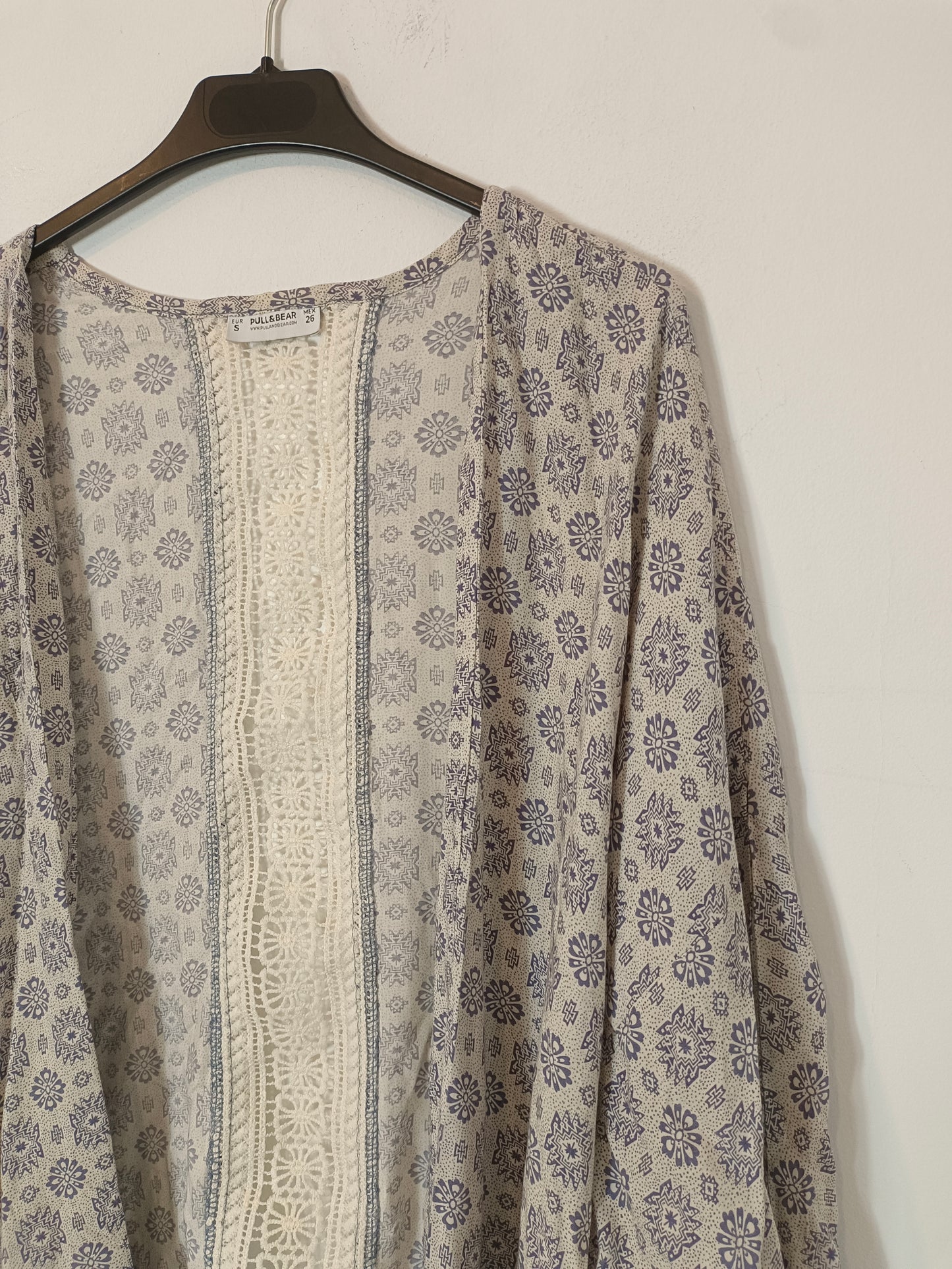 PULL&BEAR. kimono beige flores T.s