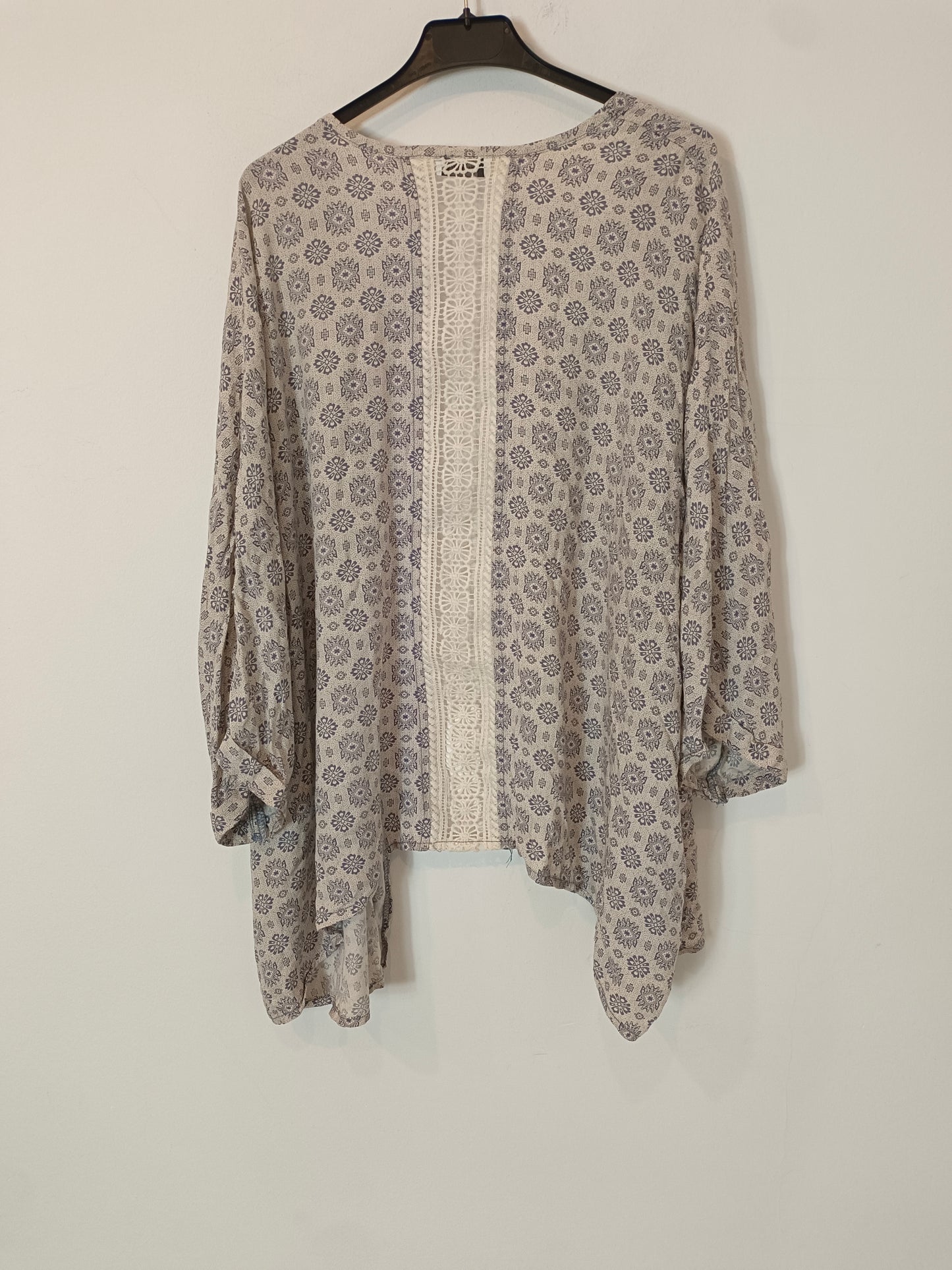 PULL&BEAR. kimono beige flores T.s