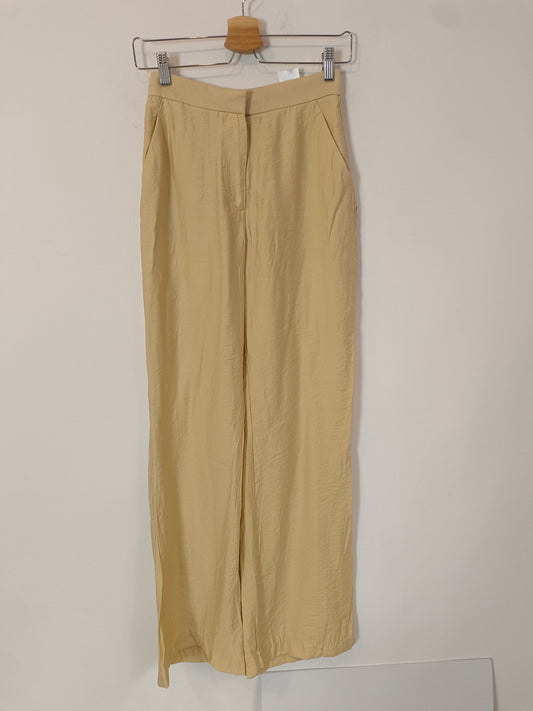 H&M. Pantalón beige pinzas T.36