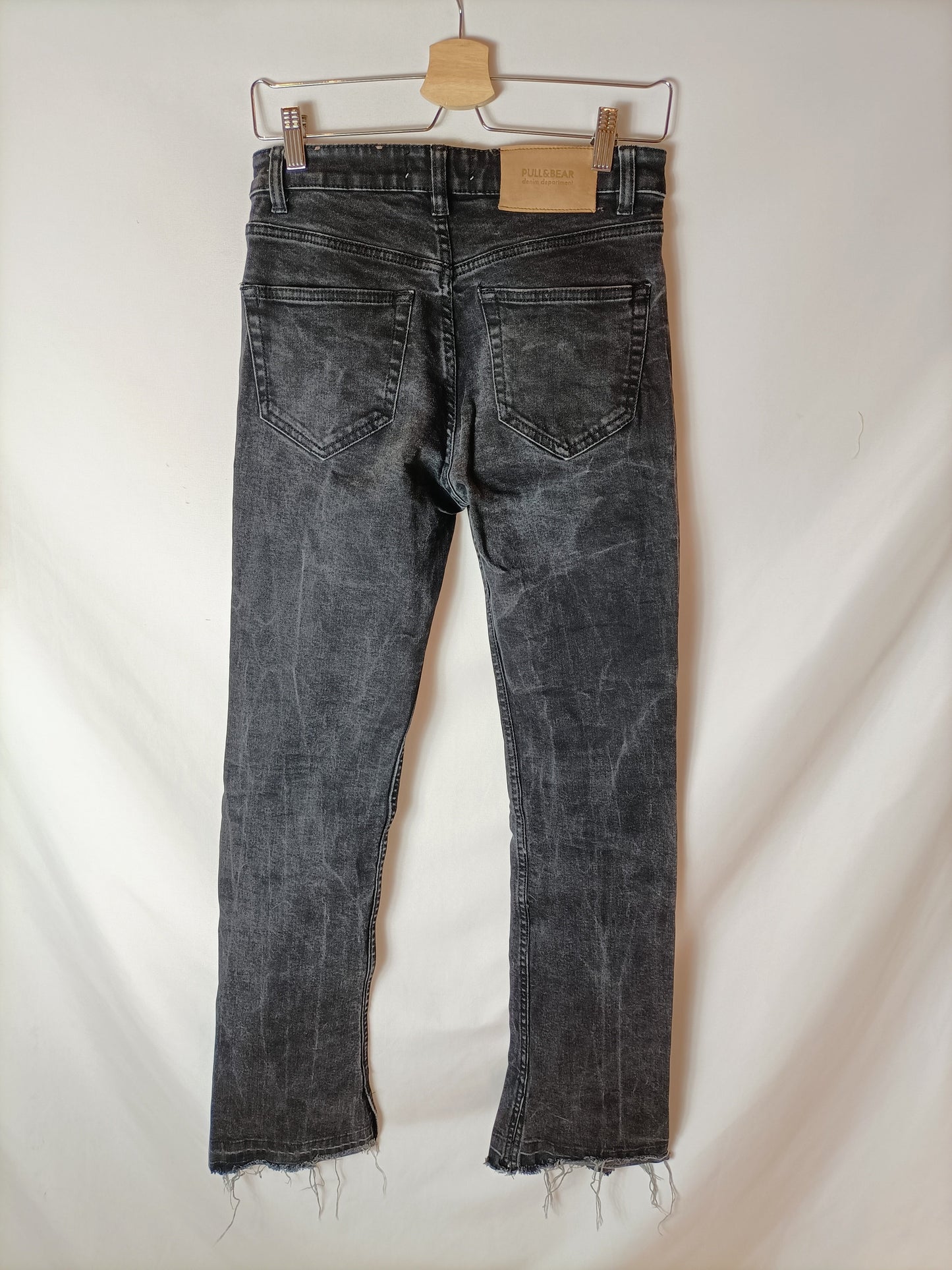 PULL&BEAR. Pantalón negro campana T.36(Tara)