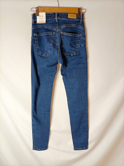 PULL&BEAR. Pantalón vaquero pitillo. T 34