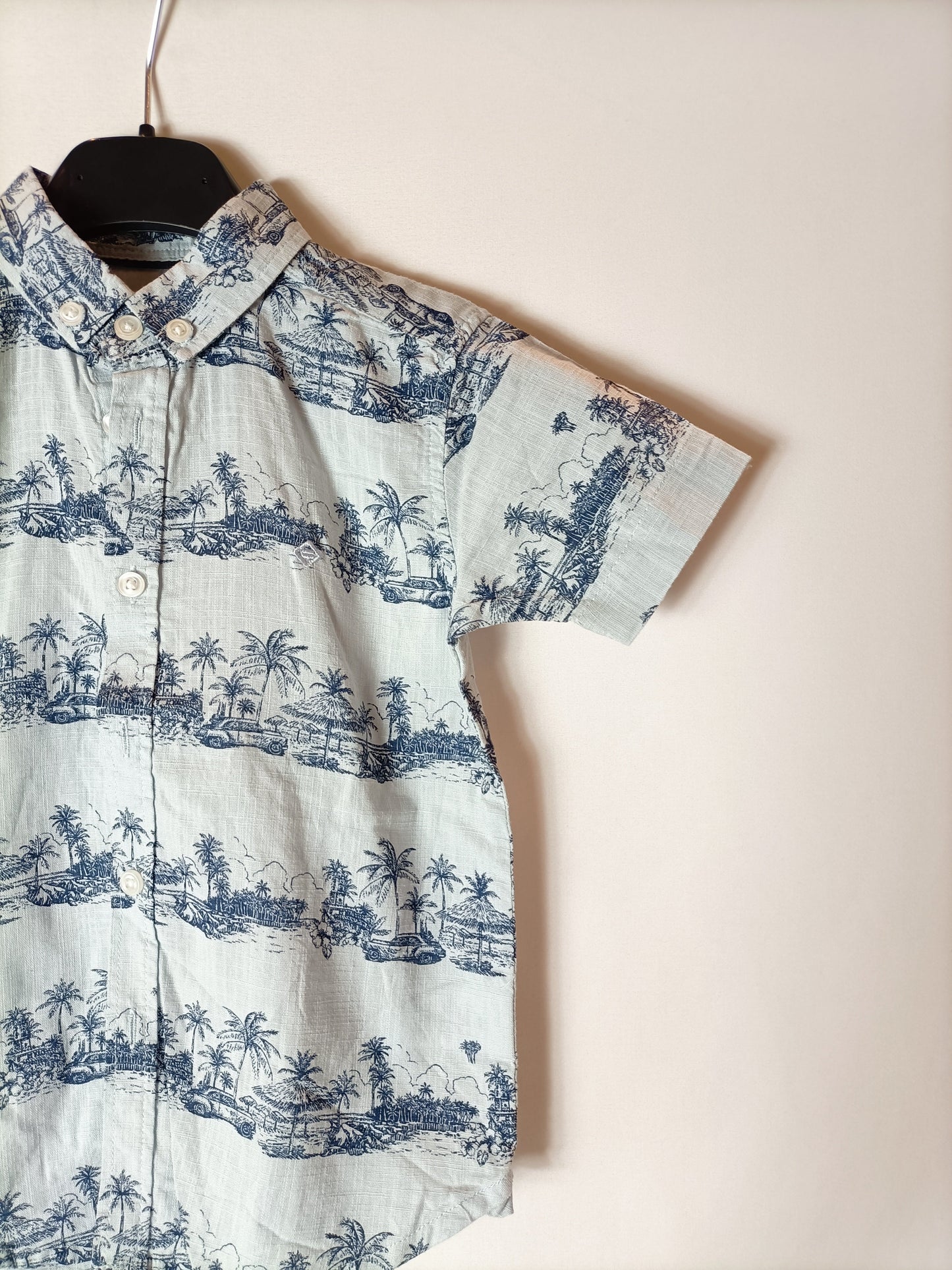 PRIMARK. Camisa manga corta palmeras. T 3-4 años