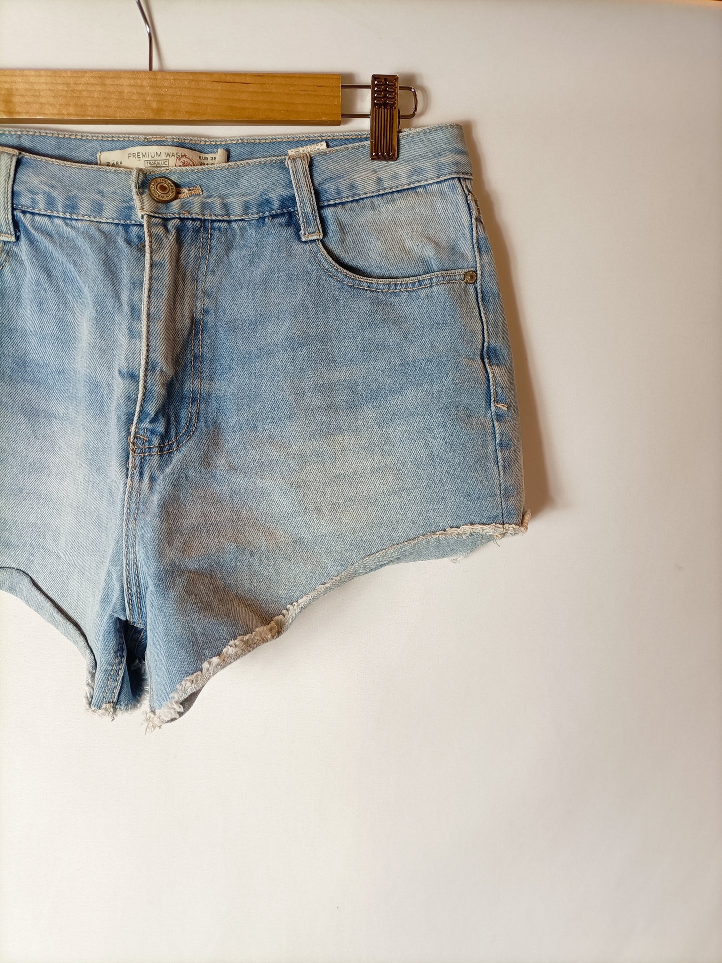 ZARA. Shorts denim claro T.38