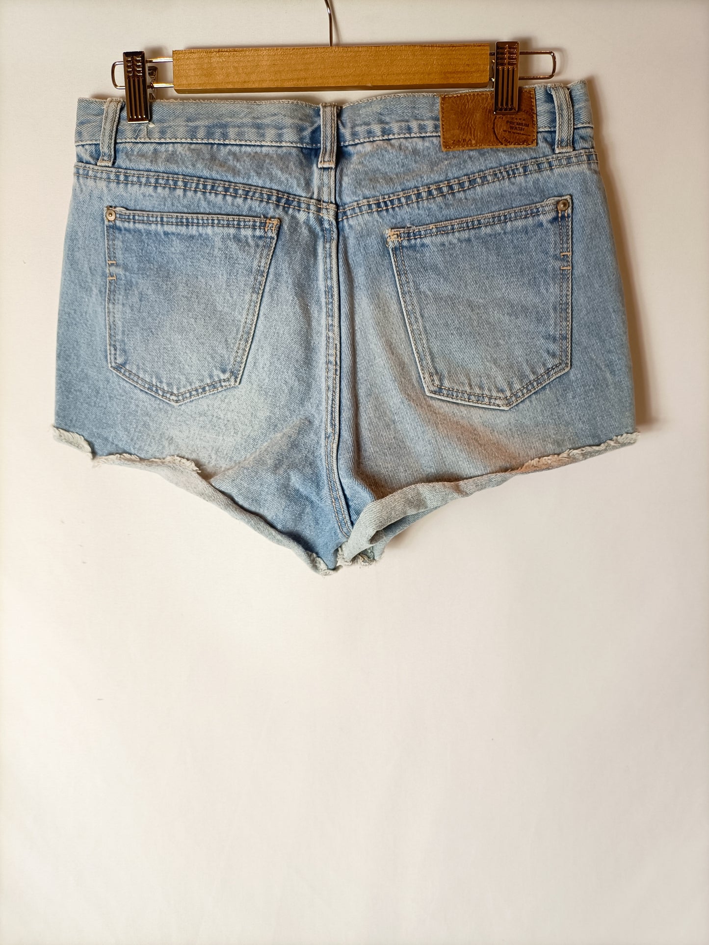 ZARA. Shorts denim claro T.38