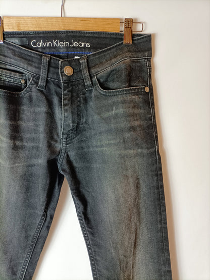 CALVIN KLEIN. Pantalón denim gris T.28 (36)