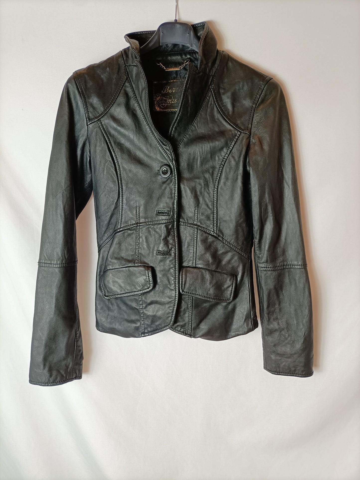 BERSHKA. Chaqueta piel estilo blazer negra. T M (S) (tara)