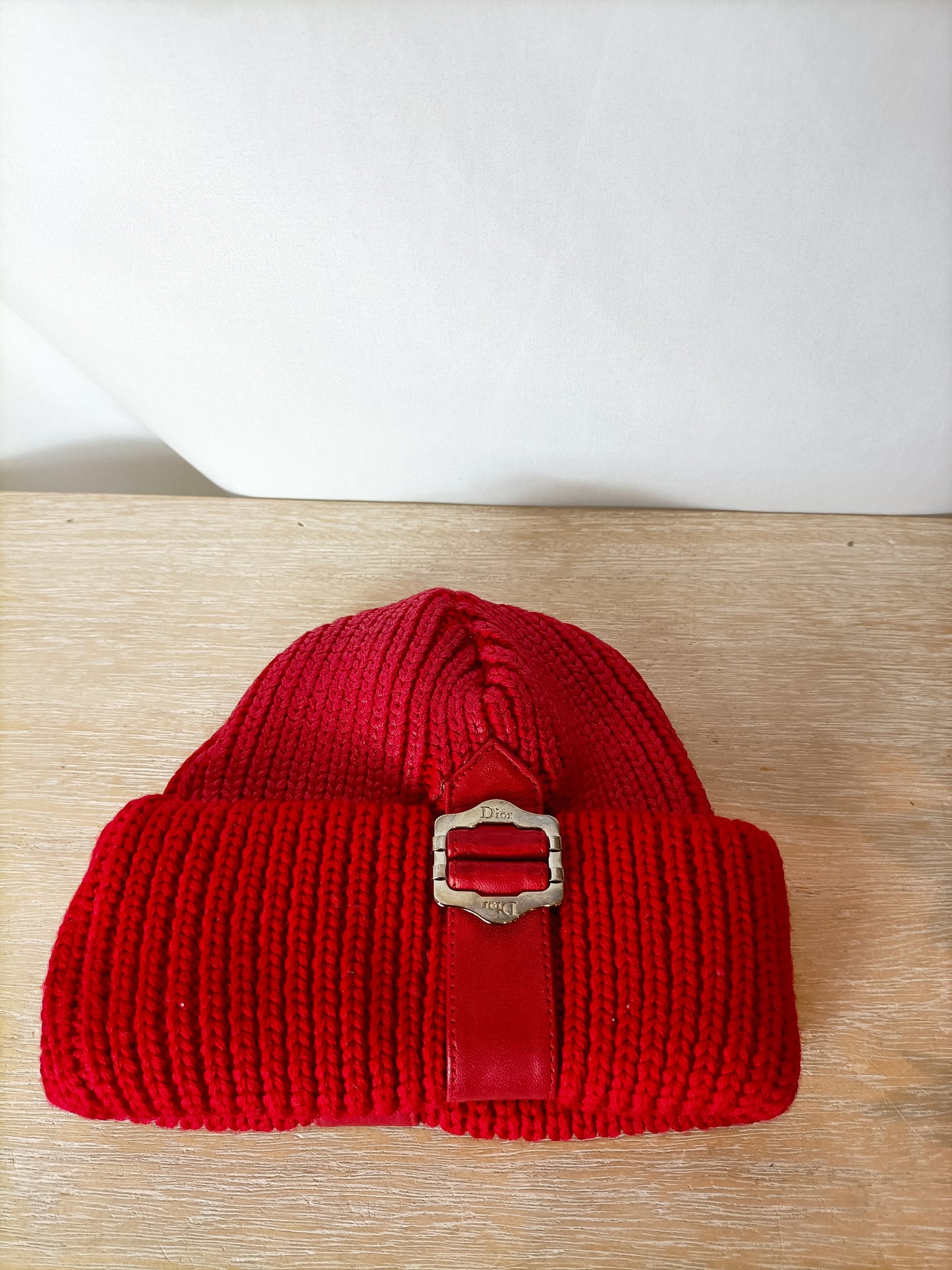 CHRISTIAN DIOR. Gorro rojo lana hebilla