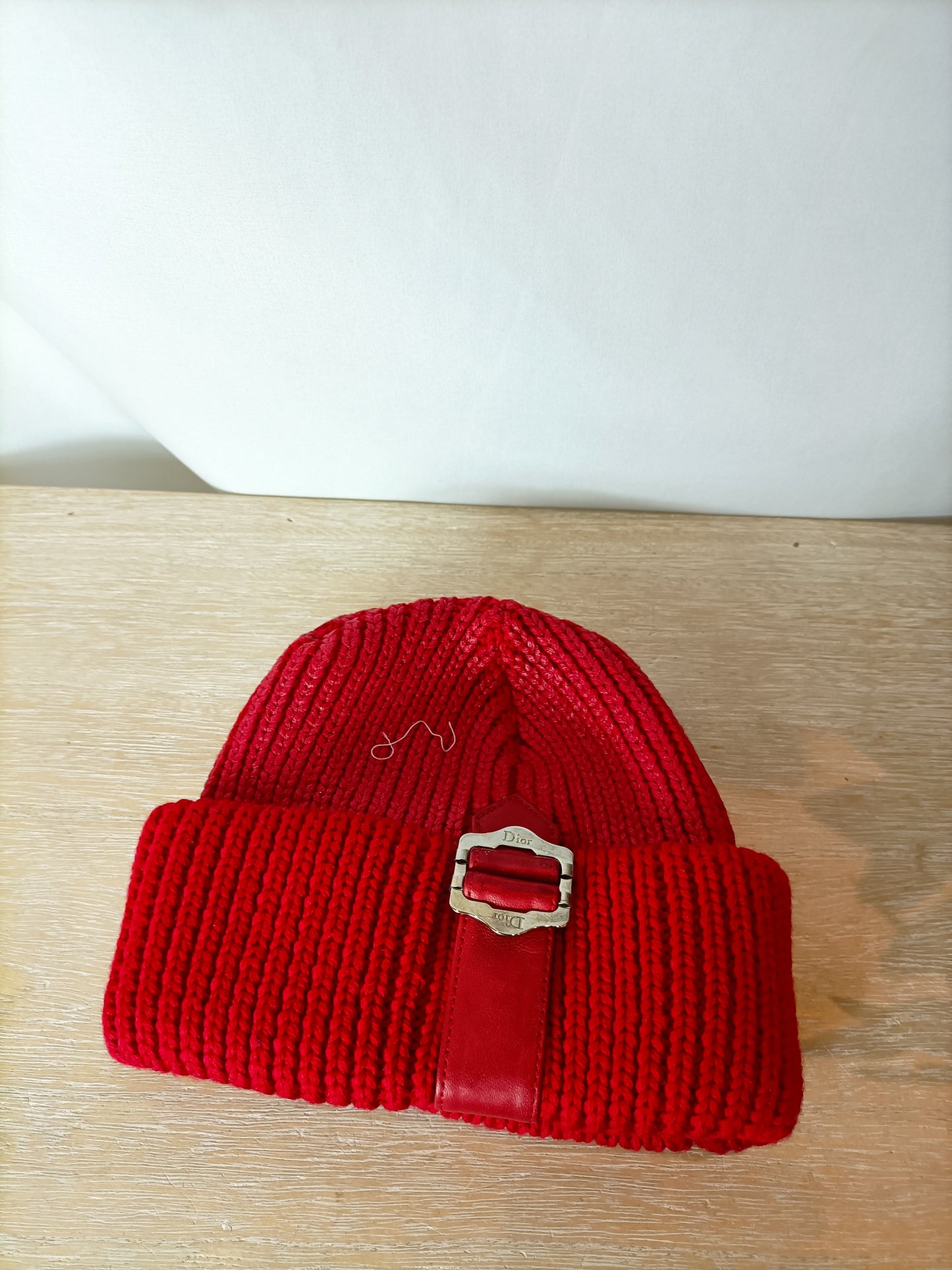 CHRISTIAN DIOR. Gorro rojo lana hebilla