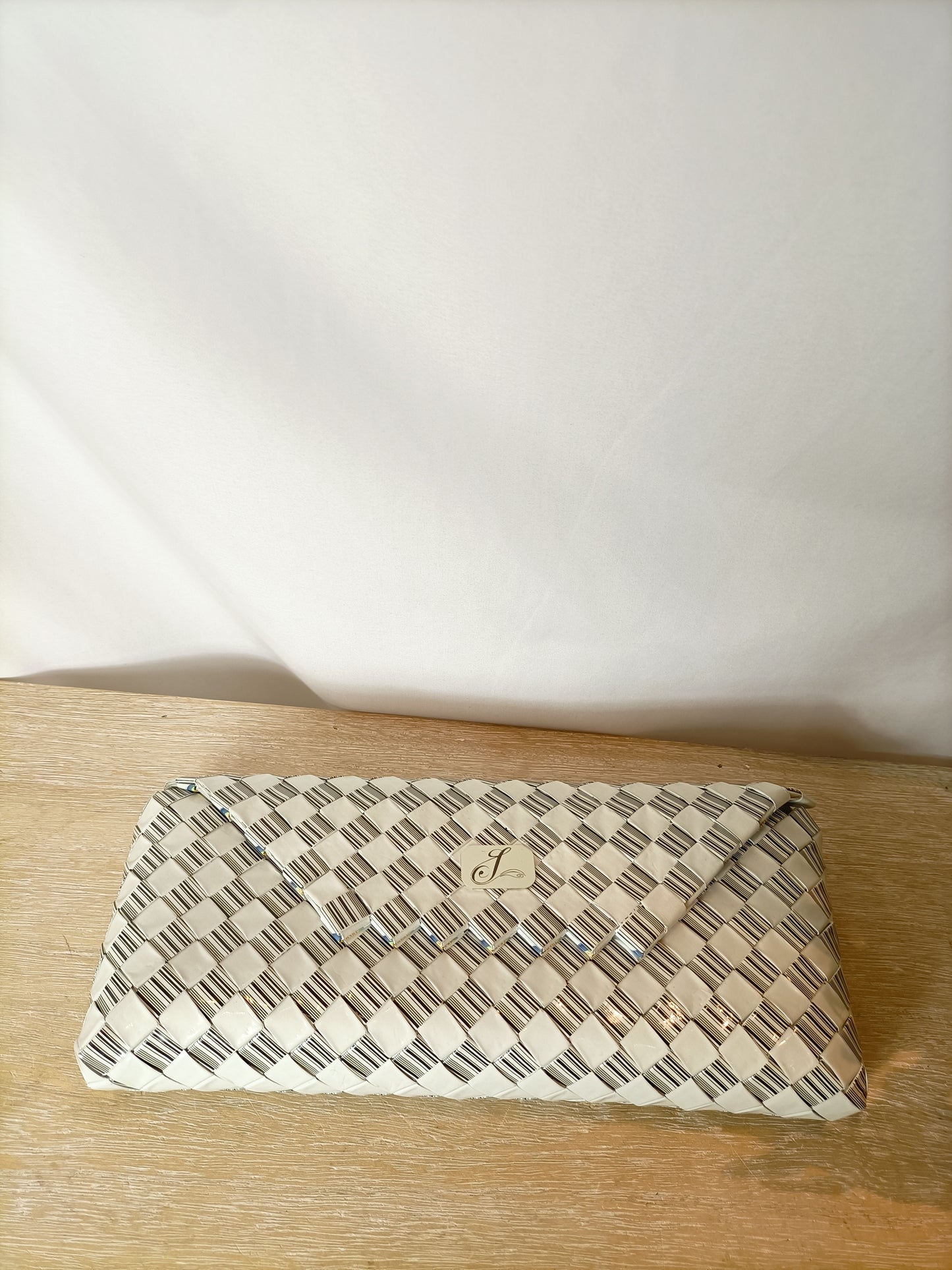 OTRAS. Cartera de mano con material reciclado