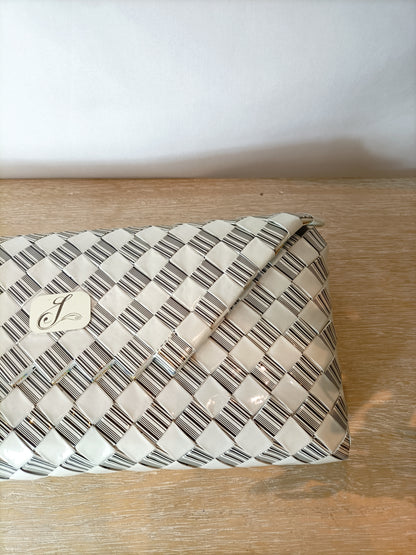 OTRAS. Cartera de mano con material reciclado