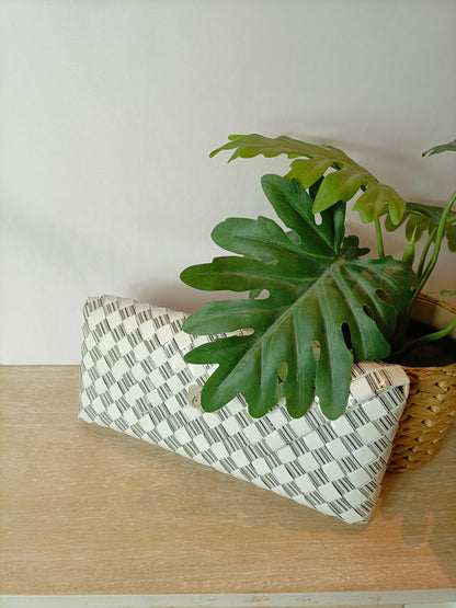 OTRAS. Cartera de mano con material reciclado