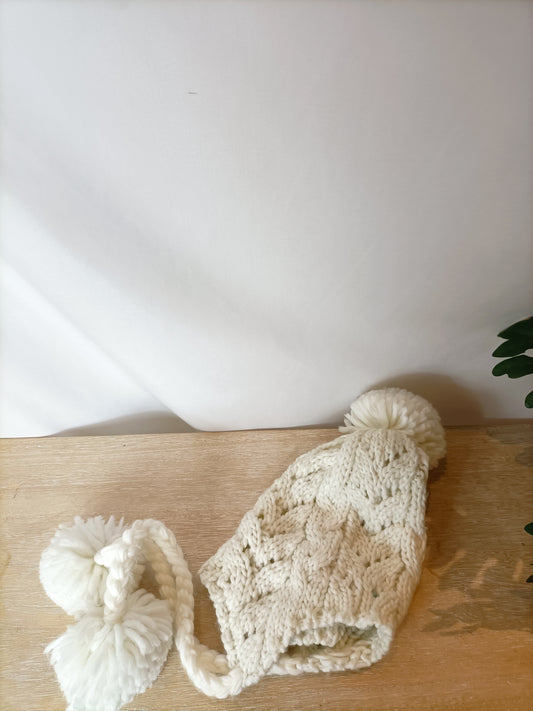 YSTEDY. Gorro blanco pompón