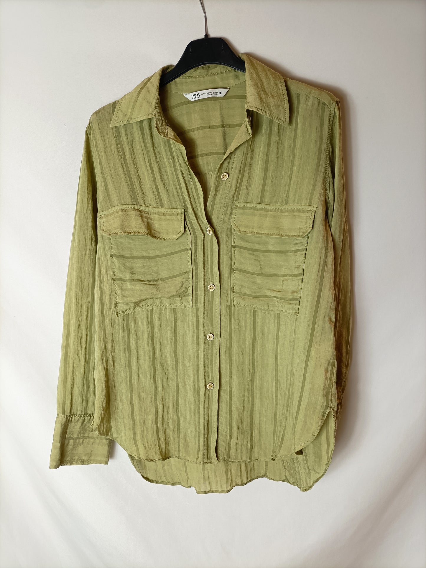 ZARA. Blusa verde fluida rayas. T XS