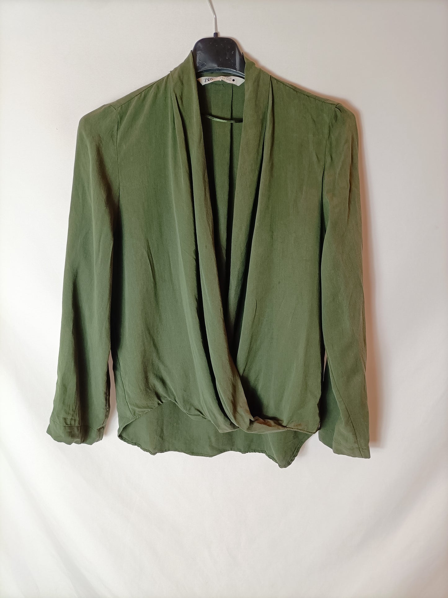 ZARA. Blusa verde oscuro fluida. T XS