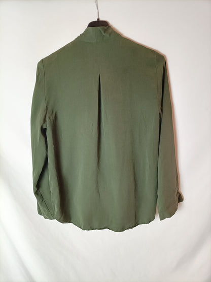 ZARA. Blusa verde oscuro fluida. T XS