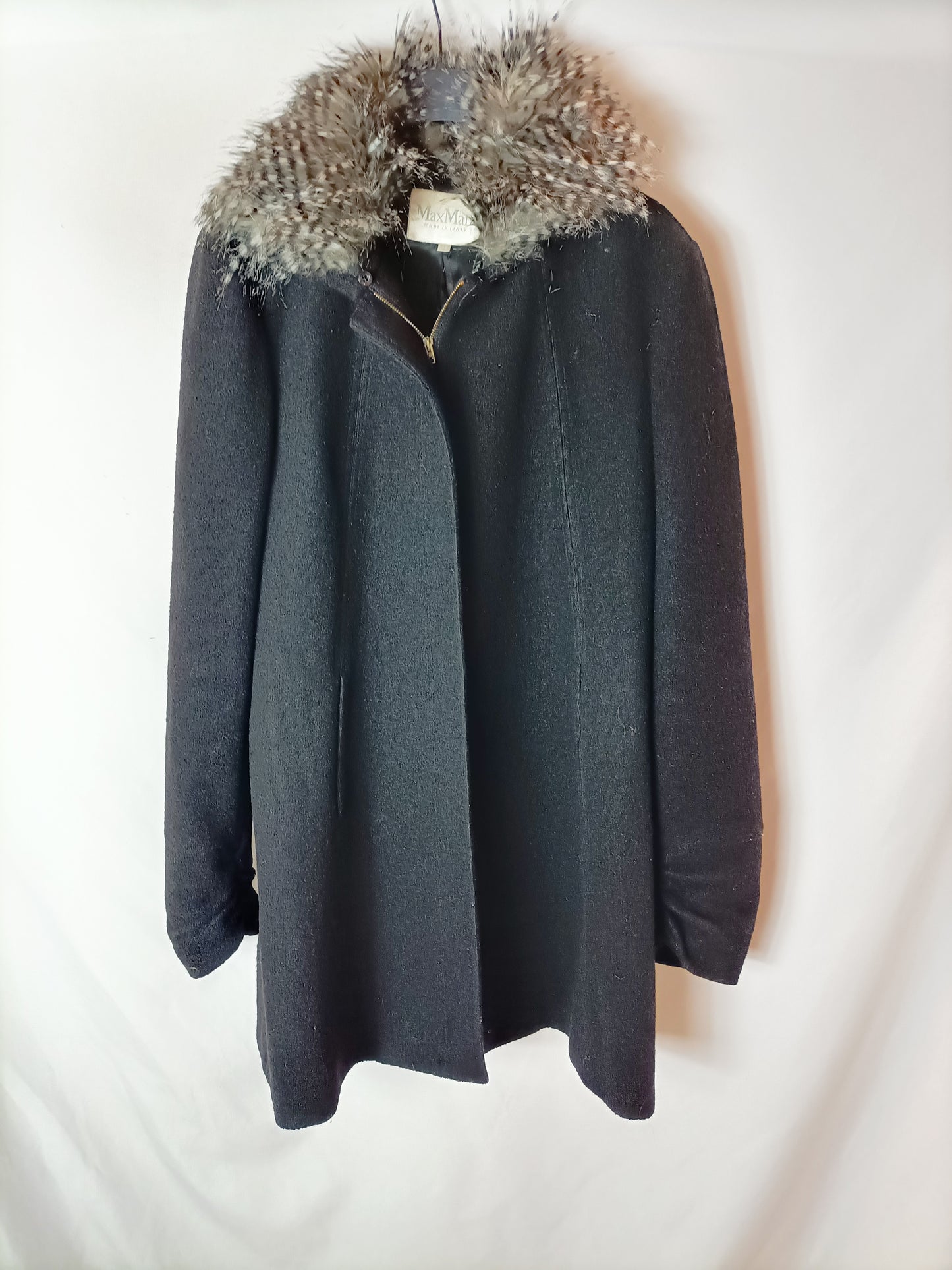 OUTLET. MAXMARA. Abrigo negro cuello pelo. T XL