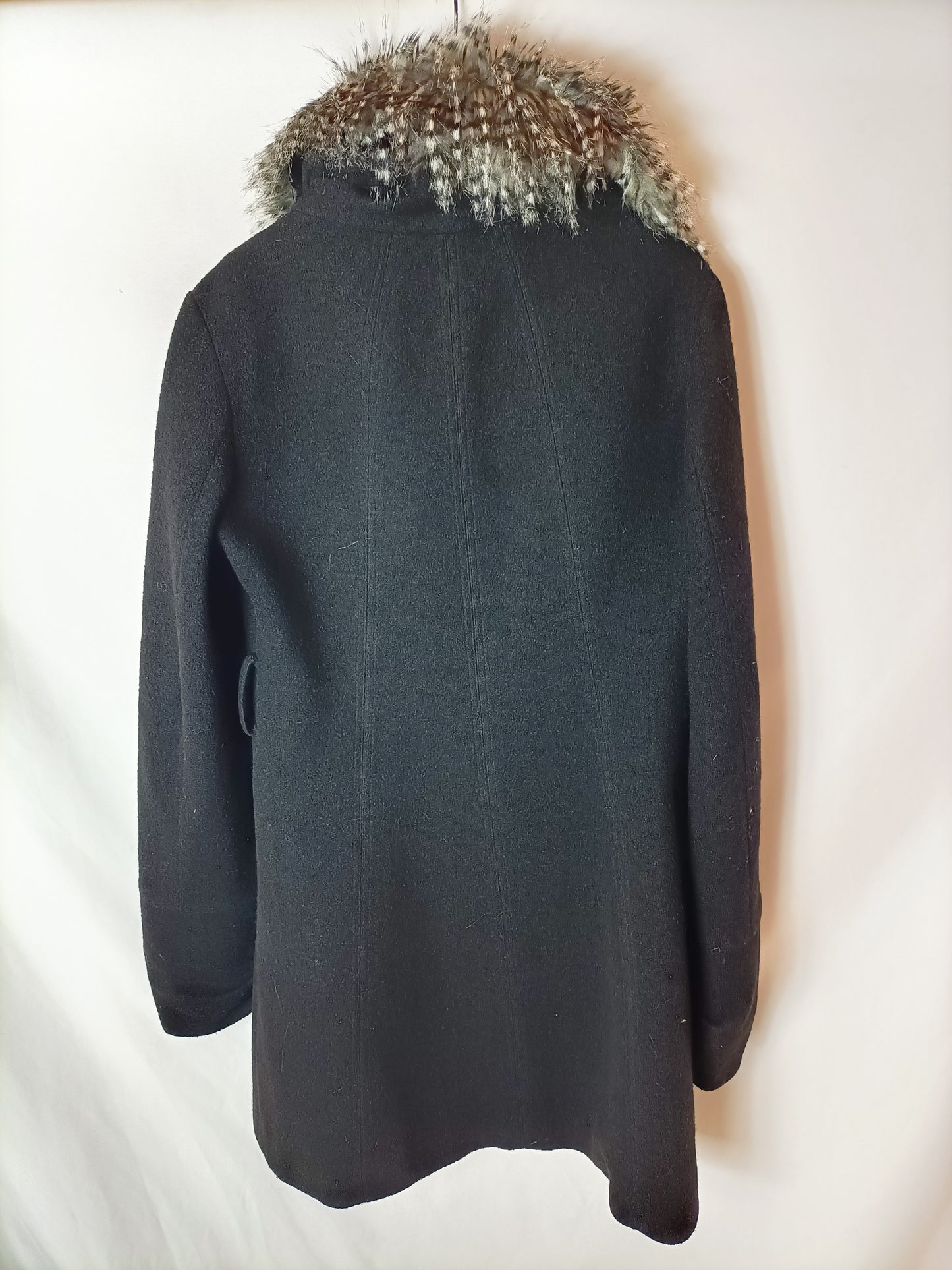 OUTLET. MAXMARA. Abrigo negro cuello pelo. T XL