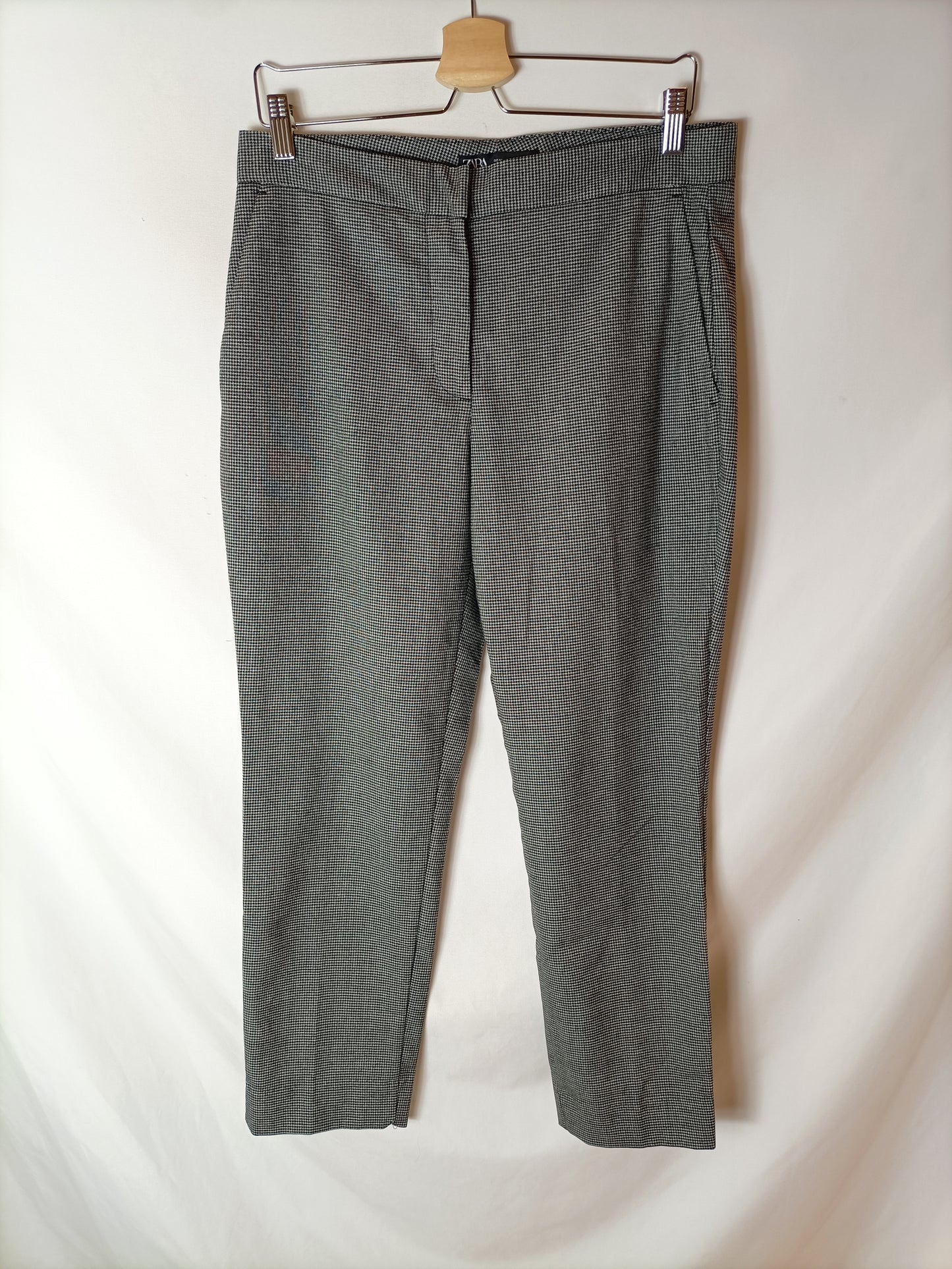 ZARA. Pantalón de vestir pata de gallo gris y negro. T 40