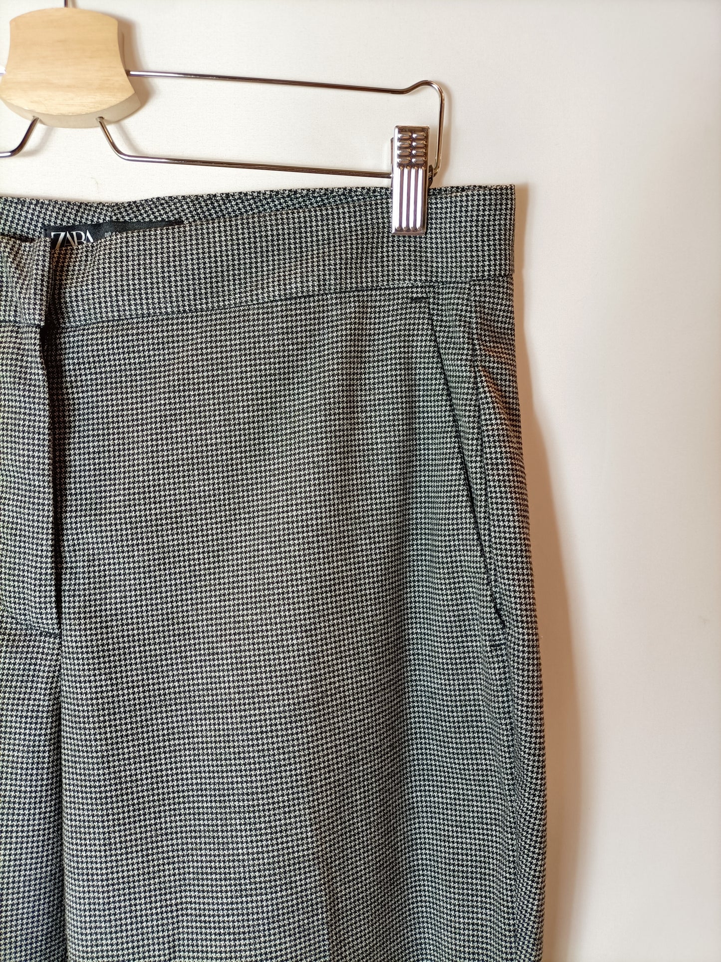 ZARA. Pantalón de vestir pata de gallo gris y negro. T 40