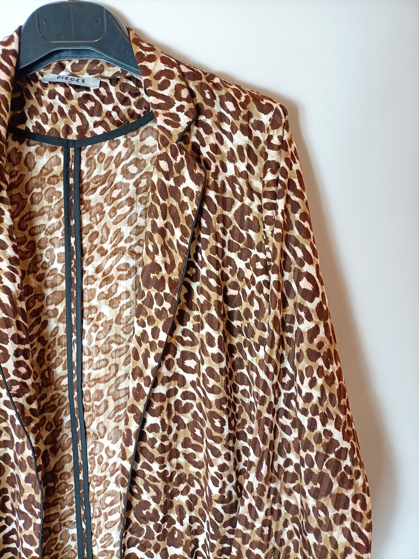 PIECES. Blazer ligera animal print. T XL