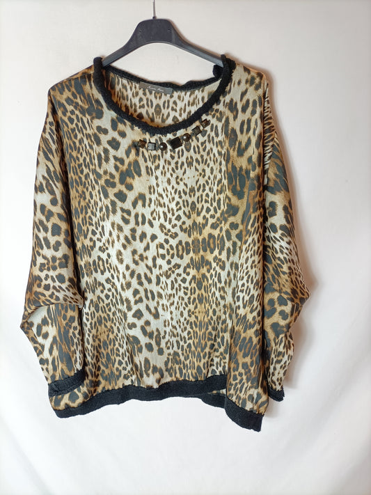 ANNA MORA. Blusa animal print detalle pedrería. T XL