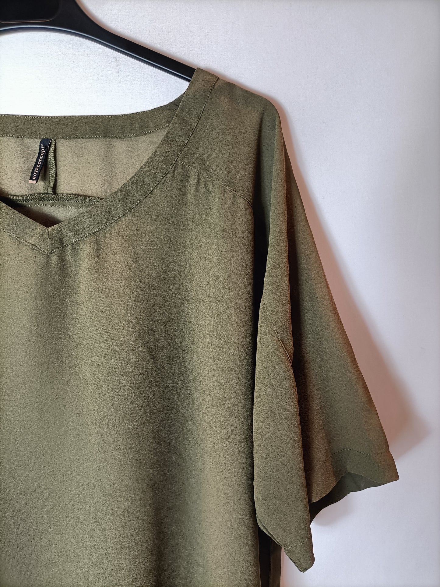 SOYACONCEPT. Blusa verde semitransparente T.s