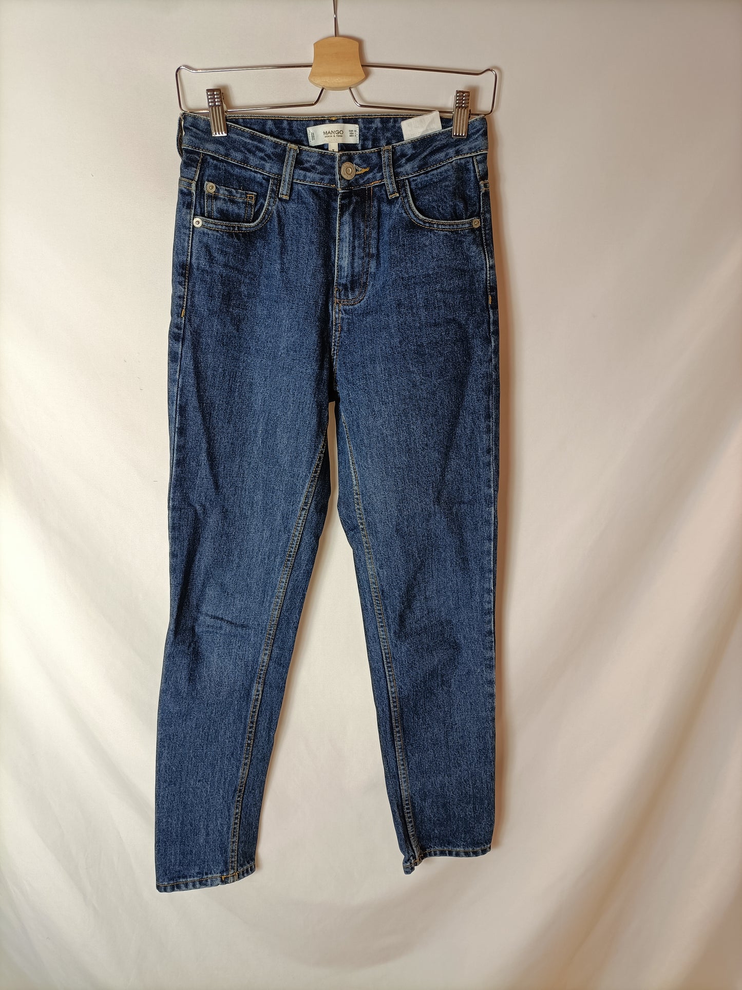 MANGO. Pantalón denim oscuro Mom fit. T 32