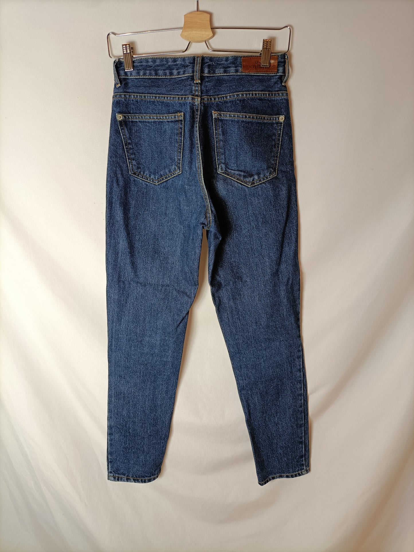 MANGO. Pantalón denim oscuro Mom fit. T 32