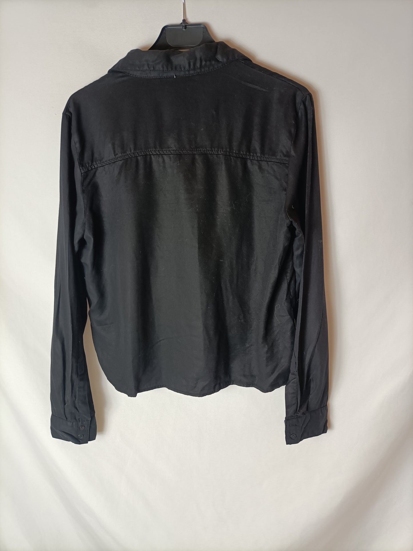 ZARA. Camisa negra cortita T.s