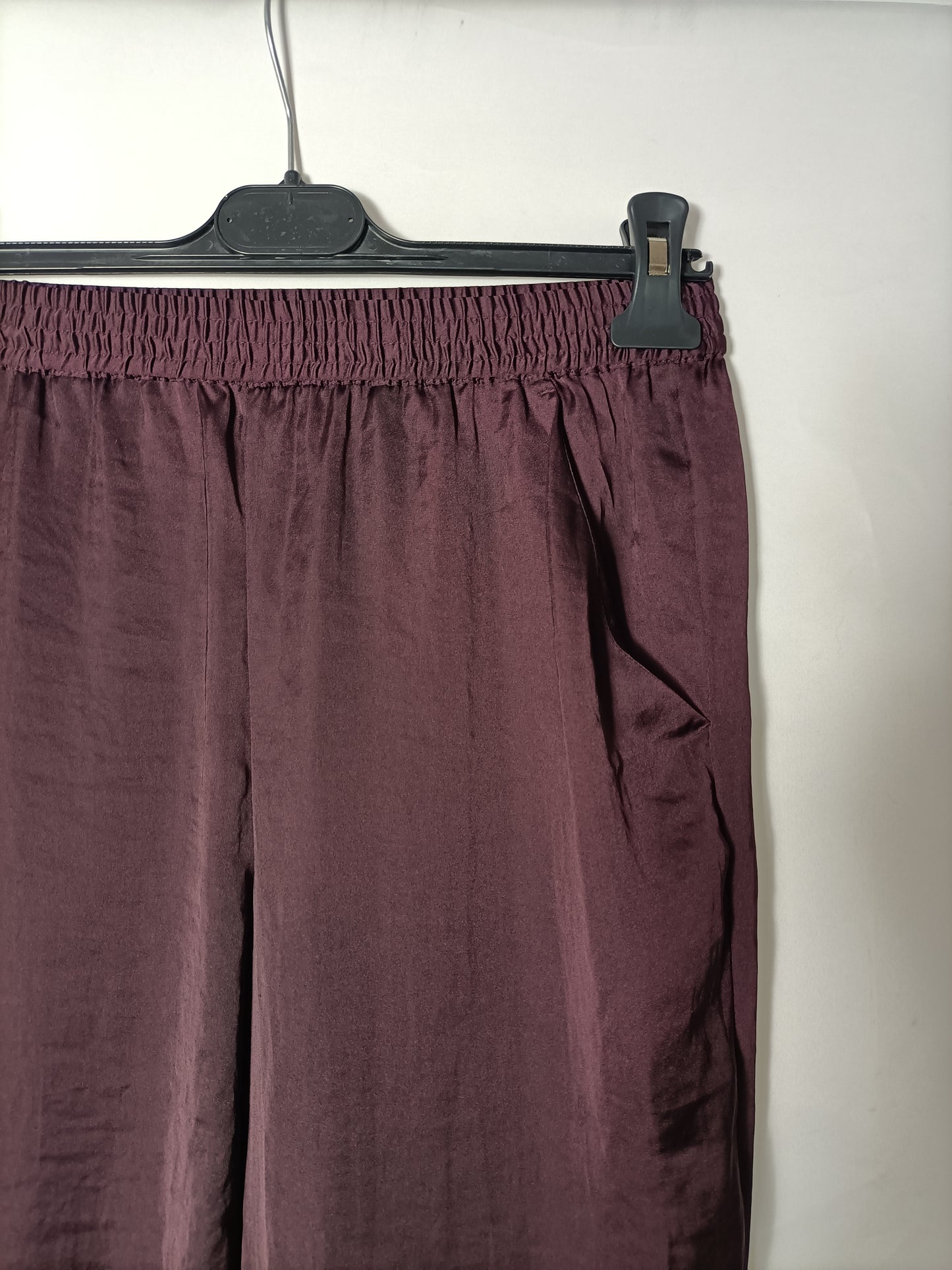 INTROPIA. Pantalón fluido color berenjena. T 36