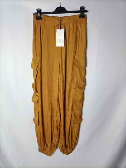 ZARA. Pantalón fluido estilo cargo mostaza. T XS