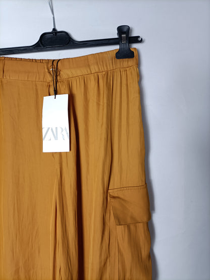 ZARA. Pantalón fluido estilo cargo mostaza. T XS