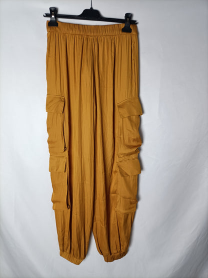 ZARA. Pantalón fluido estilo cargo mostaza. T XS