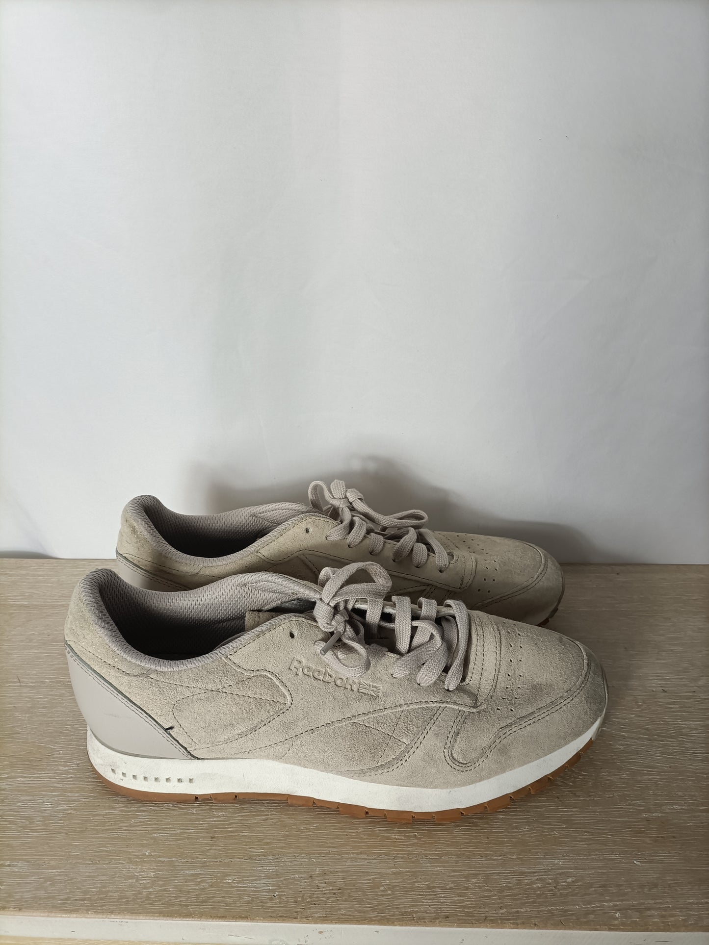 REEBOK. Zapatillas beige ante  T.43