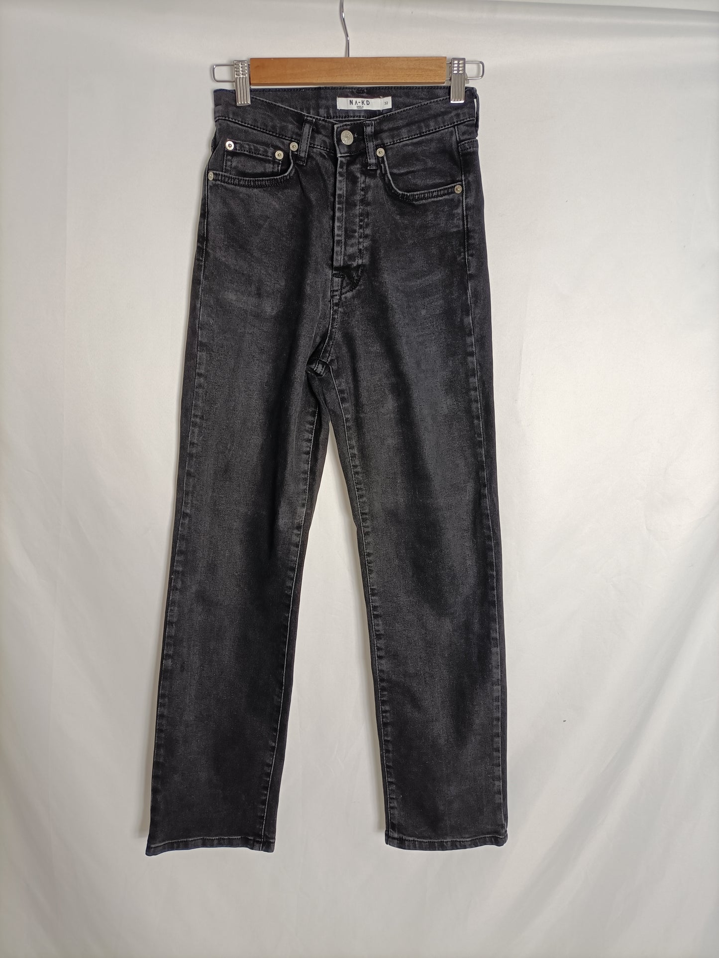 NA-KD. Pantalón negro botones T.32