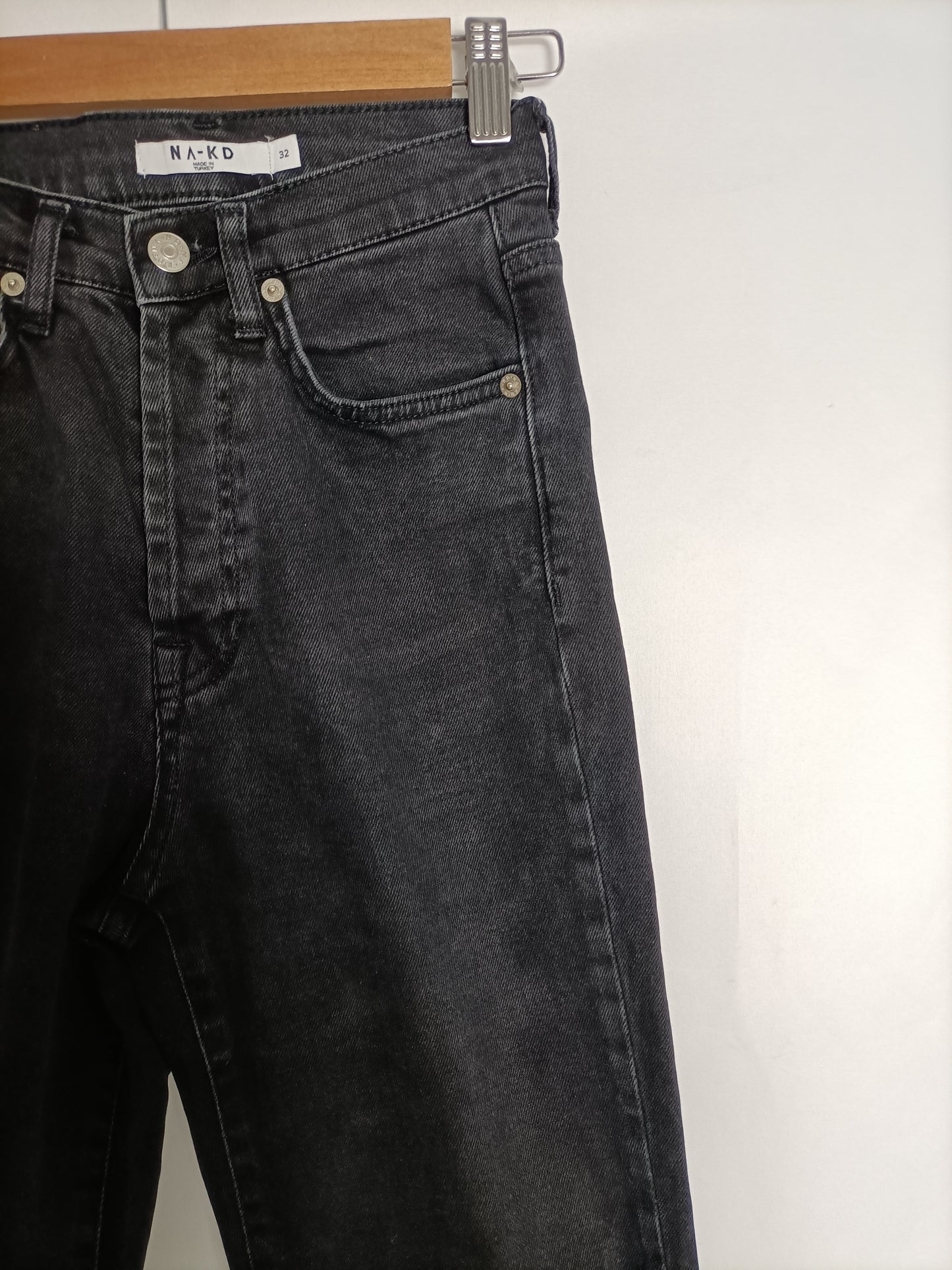 NA-KD. Pantalón negro botones T.32