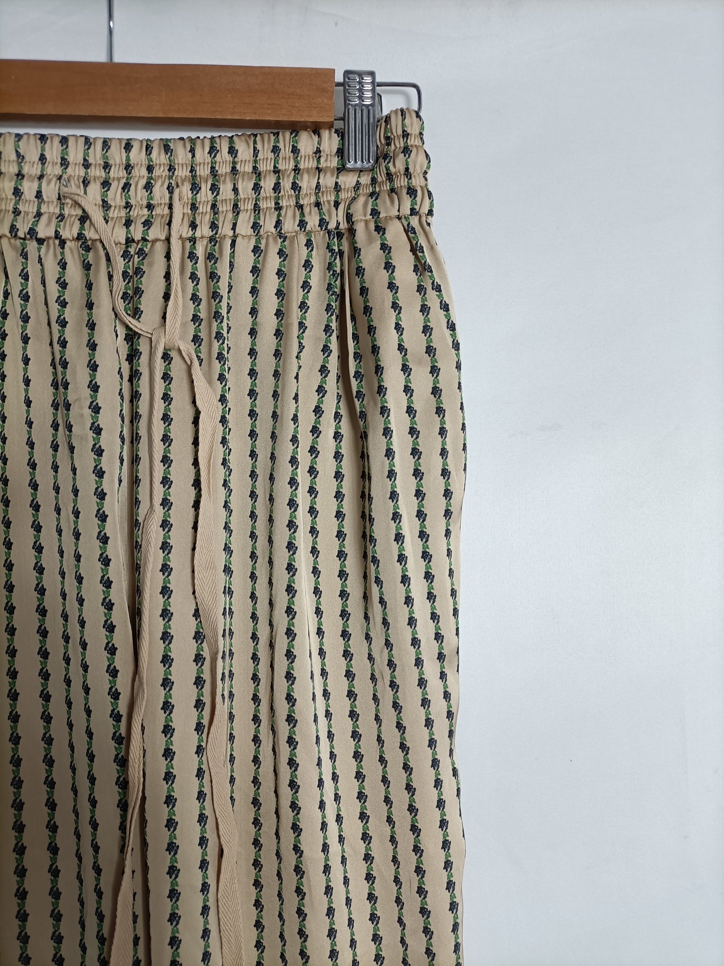 PURIFICACIÓN GARCIA. Pantalón satinado beige estampado. T 36