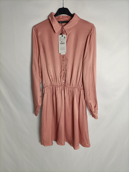 ZARA. Vestido rosa corto abotonado satinado. T S