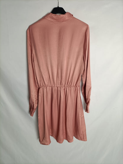 ZARA. Vestido rosa corto abotonado satinado. T S