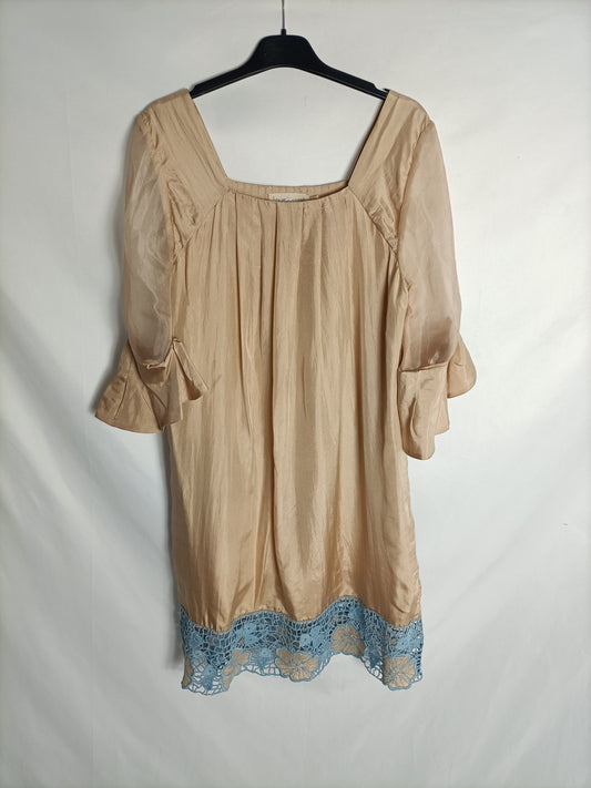 BDBA. Vestido beige satinado detalle croché azul. T S