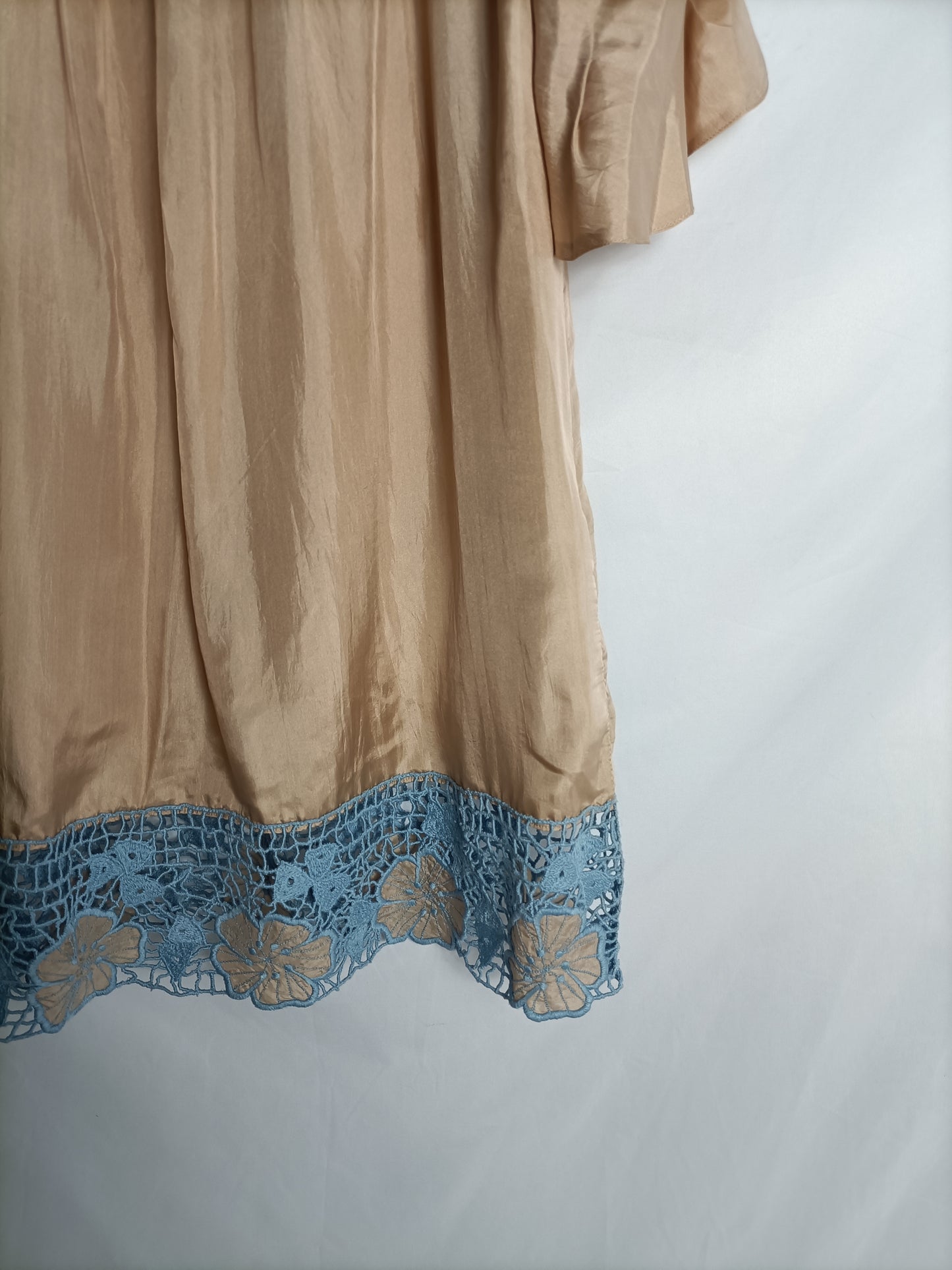 BDBA. Vestido beige satinado detalle croché azul. T S