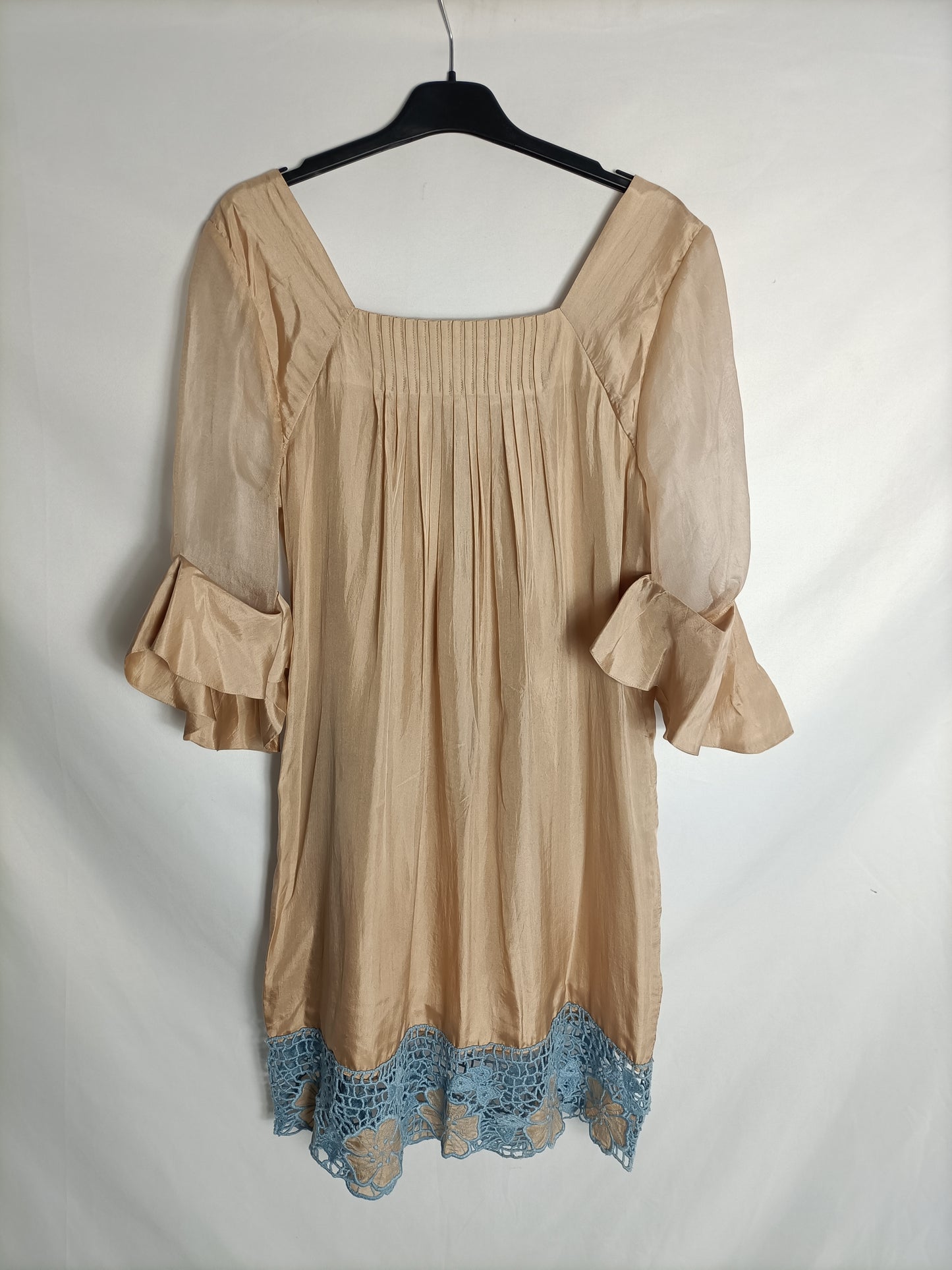 BDBA. Vestido beige satinado detalle croché azul. T S