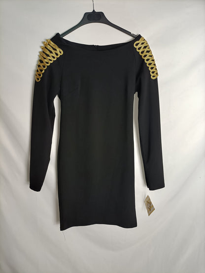 XICA BOUTIQUE.Vestido negro detalle dorado hombreras T.s