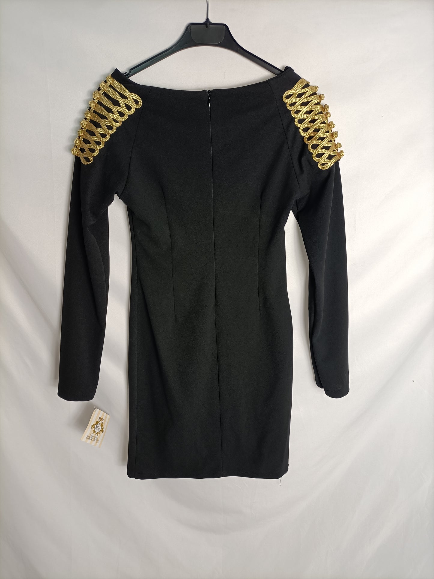 XICA BOUTIQUE.Vestido negro detalle dorado hombreras T.s