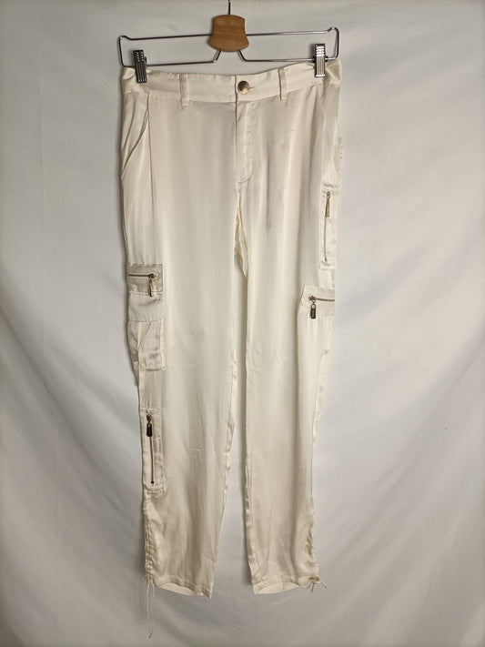 BDBA.Pantalón beige satinado tipo cargo T.36