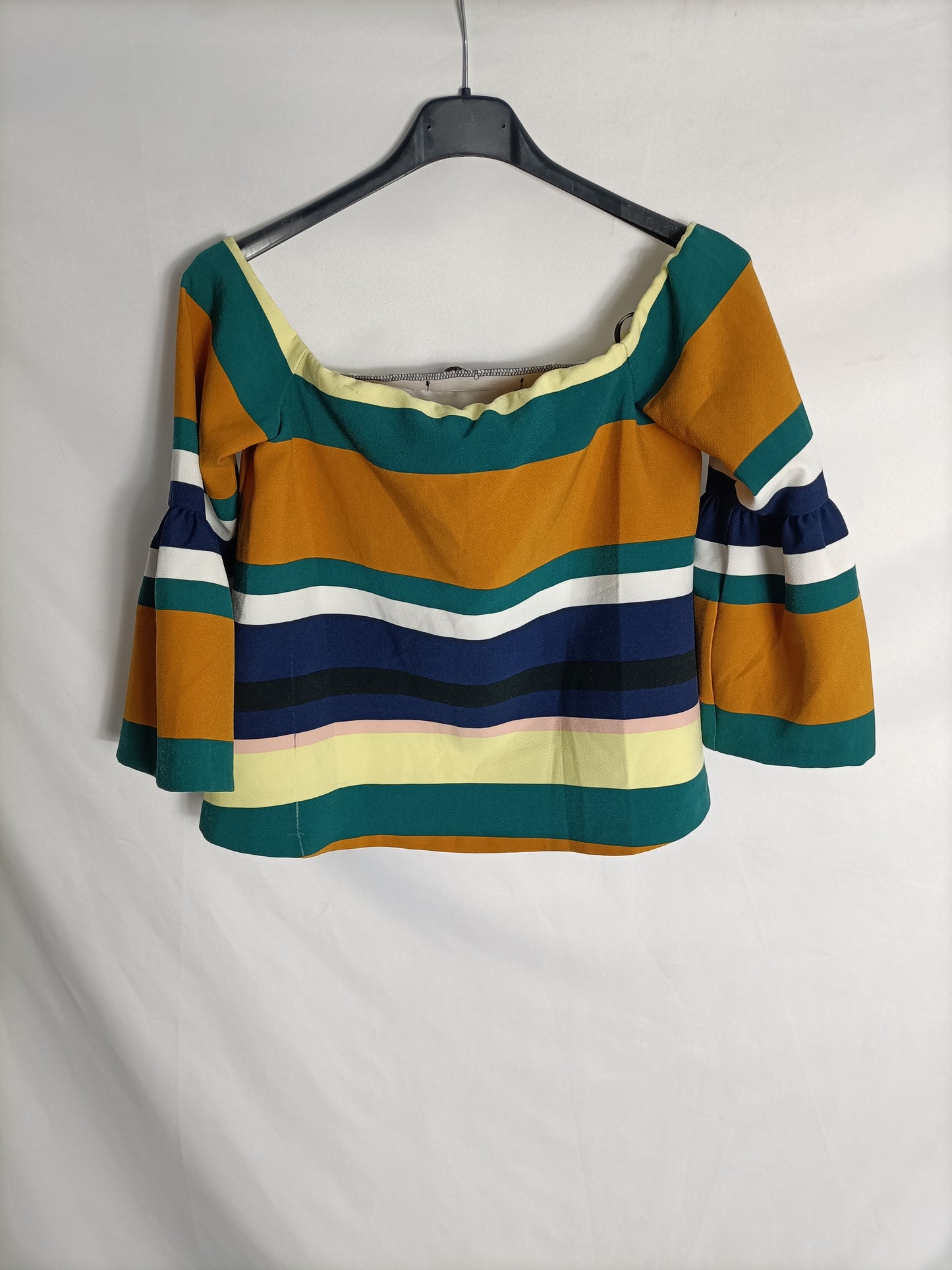 ZARA. Top verde rayas colores hombros al aire. T S